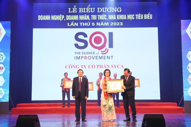 Bà Lê Thị Thương - Phó Tổng Giám Đốc SOI.Pro vinh dự nhận giải