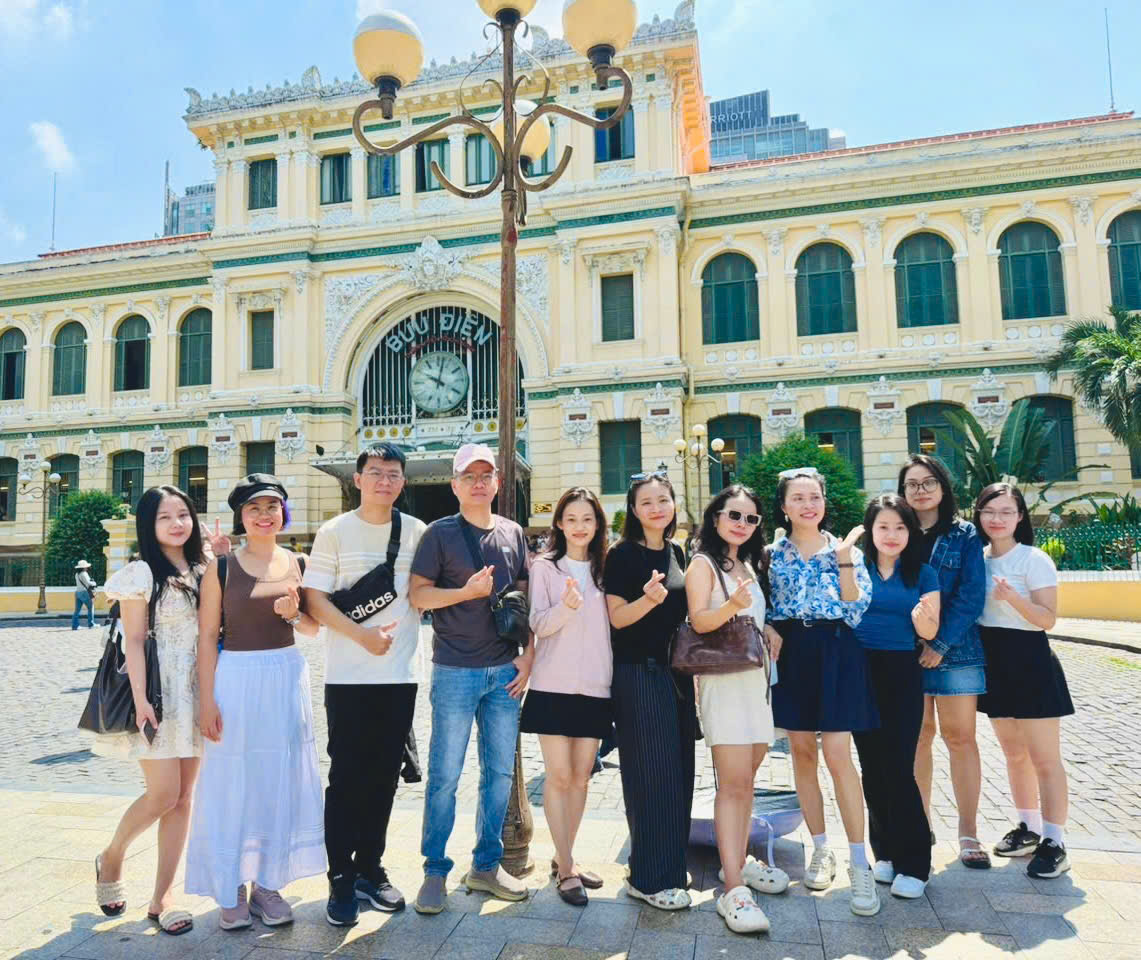 Đội ngũ SOI.Pro tham quan Bưu điện Thành Phố